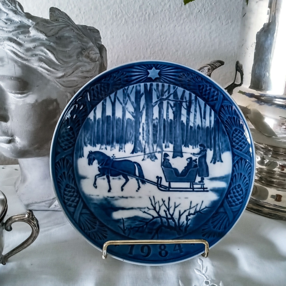 Vintage Blue 1984 Display Plate Jingle Bells